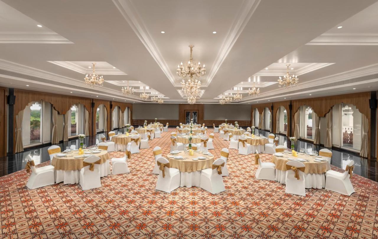 Uday Palace Navsari, A Member Of Radisson Individuals ภายนอก รูปภาพ